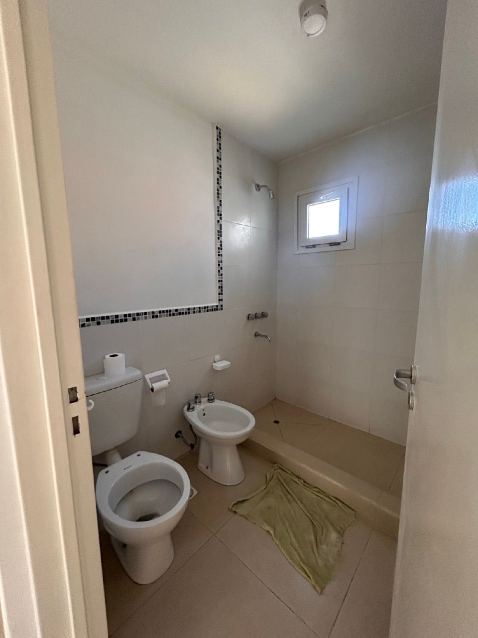 Baño con inodoro, bidet, ducha y guarda de venecitas